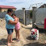 Bunică și nepoată primind provizii de alimente