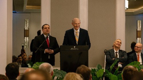 Führer der Kirche spricht in Bukarest zu Hunderten von Menschen und kommt mit führenden Vertretern der Regierung, von Glaubensgemeinschaften und des öffentlichen Lebens zusammen 