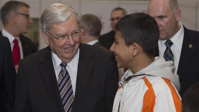 Varstnicul Ballard vorbeste cu un tanar refugiat
