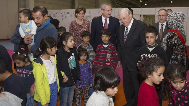 Conducatori ai Bisericii viziteaza o tabara de refugiati din Berlin