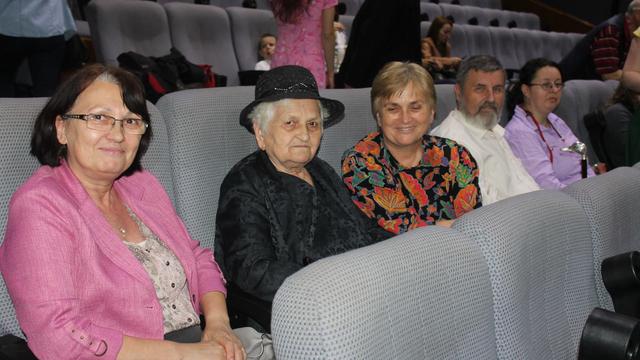 Spectatori la premiera europeană a filmului "Faceţi cunoştinţă cu mormonii".