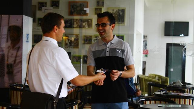 Spectatorii sosesc la premiera europeană a filmului "Faceţi cunoştinţă cu mormonii".