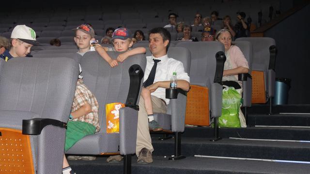 Spectatori la premiera europeană a filmului "Faceţi cunoştinţă cu mormonii".