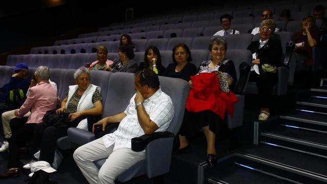 Spectatorii se adună la premiera europeană a filmului "Faceţi cunoştinţă cu mormonii".