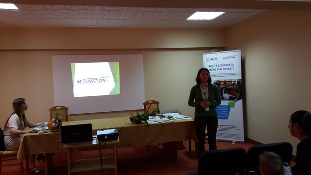 Kinetoterapeuta Gabriela Frâncu din catrul Motivation Romania Oradea, instruind despre folosirea corectă a scaunelor rulante.