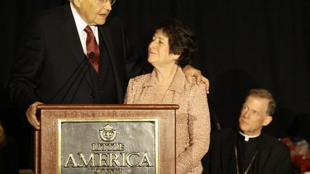 Vârstnicul L. Tom Perry şi soţia sa, Barbara, la pupitru, cu Episcopul John C. Wester privindu-i, la cina Humanitarian Awards Dinner, 6 noiembrie, 2014.
