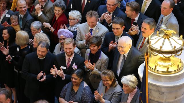 Vârstnicul L. Tom Perry din Cvorumul celor Doisprezece Apostoli se alătură altor susţinători şi conducătorilor comunităţii în timp ce Utah Senate Bill 296 devine lege.