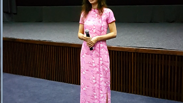 Artista mormonă Izabela Geambaşu interpretând melodia Glorios din coloana sonoră a filmului.