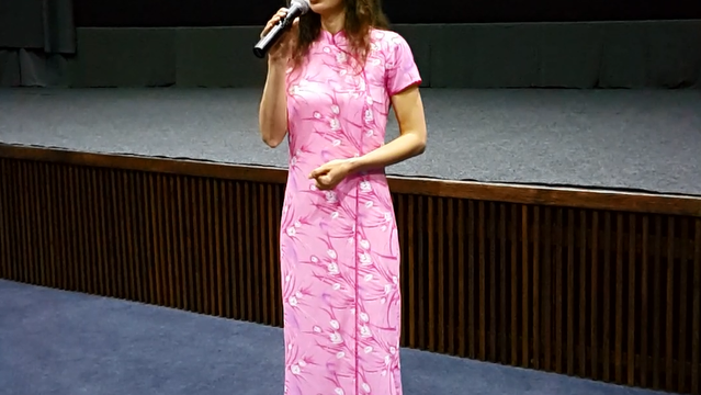 Artista mormonă Izabela Geambaşu interpretând melodia Glorios din coloana sonoră a filmului.
