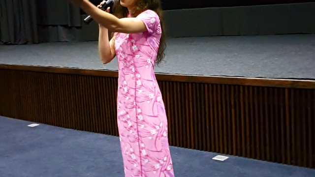 Artista mormonă Izabela Geambaşu interpretând melodia Glorios din coloana sonoră a filmului.