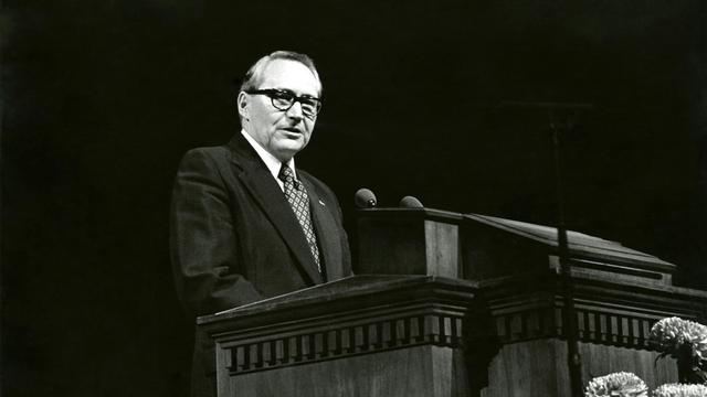 Vârstnicul Perry vorbeşte în cadrul Conferinţei Generale din Tabernacol.