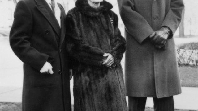 Vârstnicul L. Tom Perry şi colegul său, vârstnicul Perkins, pozează alături de proprietăreasa lor în timpul misiunii lor în Statele Nordice în anul 1942.