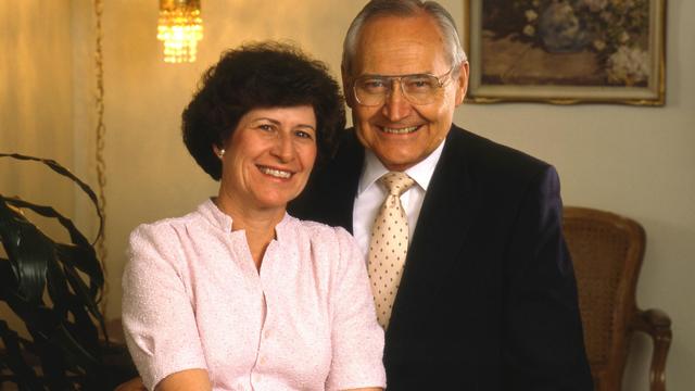 Vârstnicul şi sora L. Tom Perry. Vârstnicul Perry s-a căsătorit cu Barbara Dayton în anul 1976, după ce i-a decedat prima soţie.