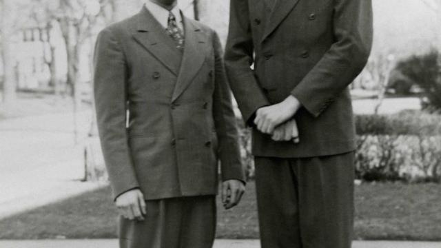 Vârstnicul L. Tom Perry a slujit în Misiunea Statele Nordice în anul 1942. El stă lângă colegul său misionar, vârstnicul Perkins.