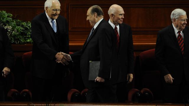 Vârstnicul Perry îl salută pe preşedintele Thomas S. Monson în timpul Conferinţei Generale din luna octombrie a anului 2010.