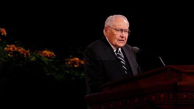 Vârstnicul L. Tom Perry din Cvorumul celor Doisprezece Apostoli vorbeşte la sesiunea de după-amiază a Conferinţei Generale, 6 aprilie 2014.