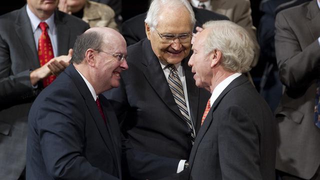 Vârstnicii Quentin L. Cook şi L. Tom Perry, din Cvorumul celor Doisprezece Apostoli, îi mulţumesc senatorului Joseph Lieberman pentru cuvântarea sa de la Universitatea Brigham Young.