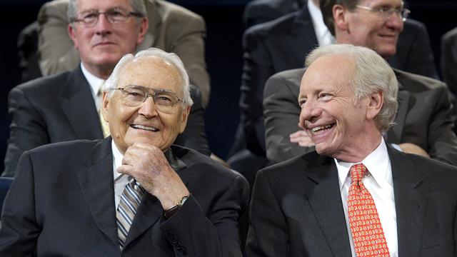 Vârstnicul L. Tom Perry, din Cvorumul celor Doisprezece Apostoli, cu senatorul Statelor Unite, Joseph Lieberman, la Universitatea Brigham Young.
