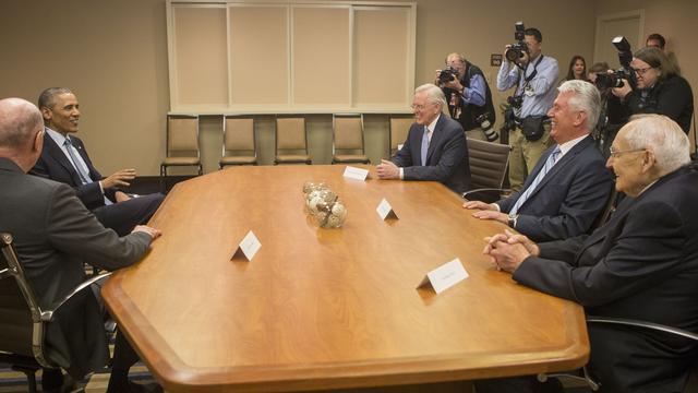 Președintele Barack Obama se întâlnește cu președintele Henry B. Eyring, vârstnicul D. Todd Christofferson, președintele Dieter F. Uchtdorf și vârstnicul L. Tom Perry, conducători SZU, după sosirea sa la Hotelul Sheraton, joi 2 aprilie 2015, în oraşul Salt Lake, Utah.