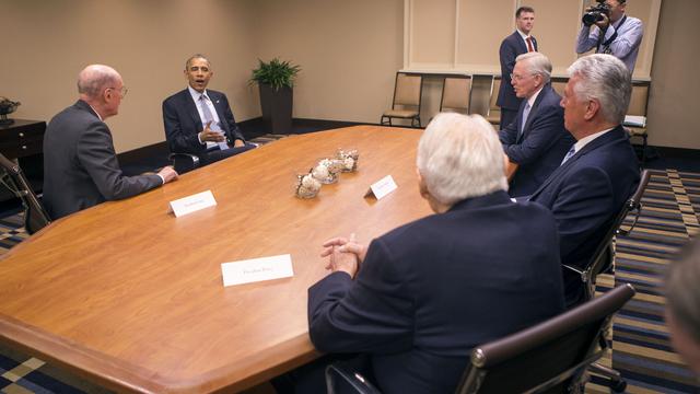 Președintele Barack Obama se întâlnește cu președintele Henry B. Eyring, vârstnicul D. Todd Christofferson, președintele Dieter F. Uchtdorf și vârstnicul L. Tom Perry, conducători SZU, după sosirea sa la Hotelul Sheraton, joi 2 aprilie 2015, în oraşul Salt Lake, Utah.