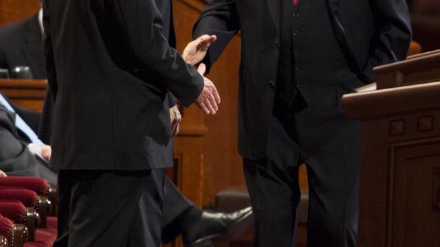 Vârstnicul L. Tom Perry îi salută pe vârstnicii Dallin H. Oaks şi Russell M. Nelson înainte de o sesiune a Conferinţei Generale din luna aprilie a anului 2013.