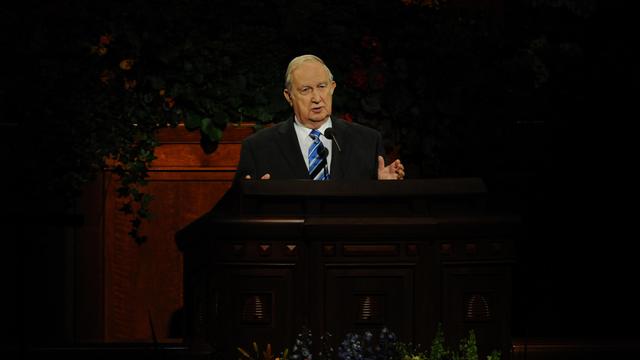 Vârstnicul Richard G. Scott la Conferinţa Generală din octombrie 2010.