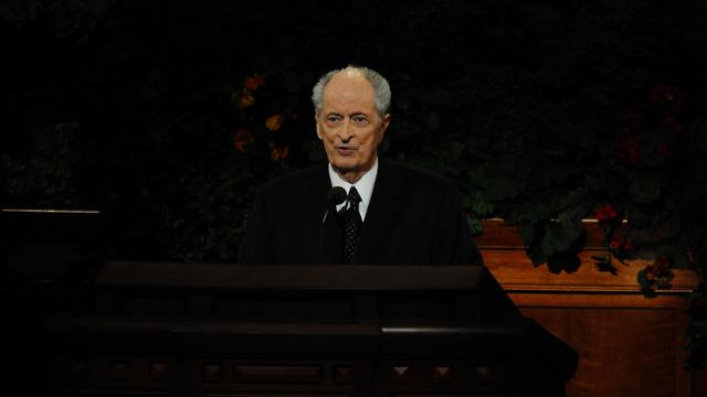 Vârstnicul Robert D. Hales rostind o cuvântare la conferința generală din octombrie 2010.