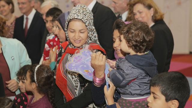 Refugiati primind jucarii