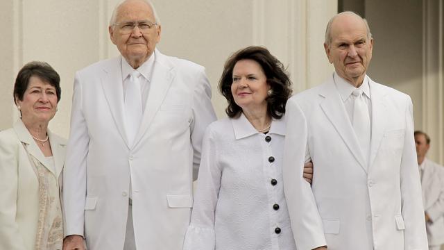Vârstnicul L. Tom Perry, soţia sa Barbara (stânga) şi vârstnicul Russell M. Nelson, cu soţia sa Wendy, au participat la ceremonia pietrei din capul unghiului şi la dedicarea Templului Brigham City Utah.