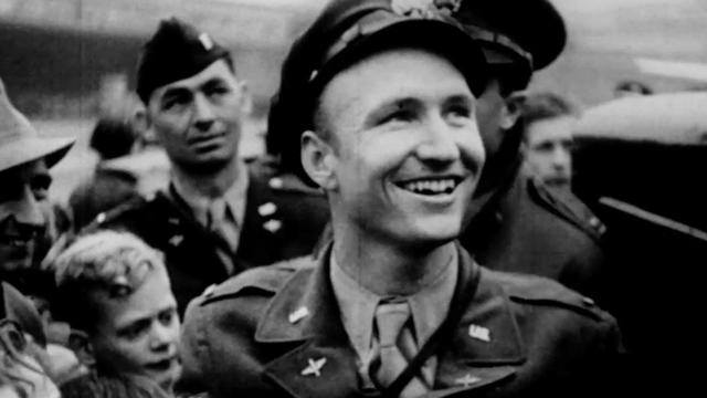 Colonelul Gail Halvorsen (acum la pensie), bărbatul care a ajuns să fie cunoscut drept „bombardierul cu dulciuri”, în timpul podului aerian al Berlinului din anii 1940, protagonist al filmului "Faceţi cunoştinţă cu mormonii".