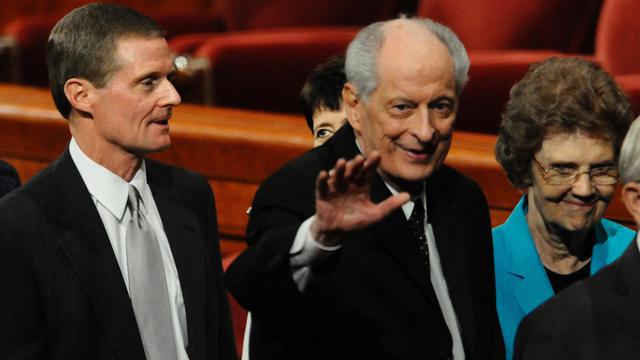Vârstnicul Hales face cu mâna celor din auditoriu, la finalul unei sesiuni din conferința generală în 2014.