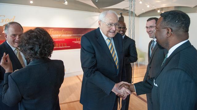 Conducători ai Bisericii lui Isus Hristos a Sfinţilor din Zilele din Urmă se întâlnesc cu liderii Bisericii Adventiste de Ziua a Şaptea, la sediul lor mondial din Silver Spring, Maryland.
