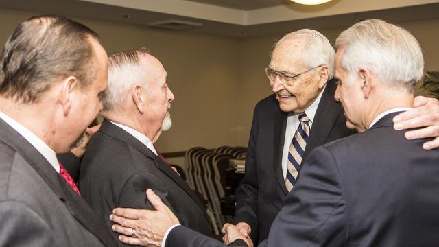 Rick Thorne, Pete Thorne, vârstnicul L. Tom Perry şi vârstnicul Jeffrey E. Olson discută după o recepţie specială organizată pentru cei care au devenit membri ai Bisericii după vizita făcută la Mormon Pavilion din timpul New York World’s Fair din anul 1964, 14 octombrie 2014.