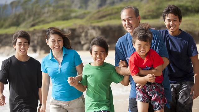 family-beach-847165-wallpaper.jpg
