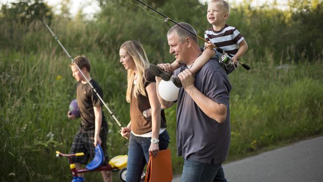 family-fishing-1018355-wallpaper.jpg