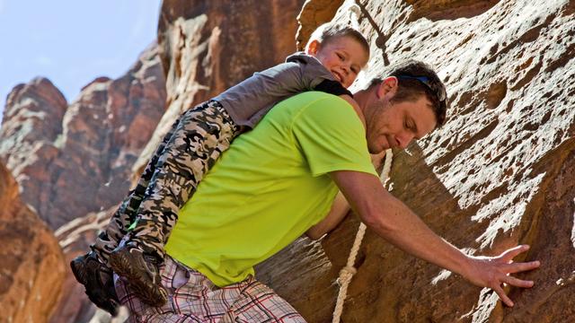 family-hiking-1309815-wallpaper.jpg