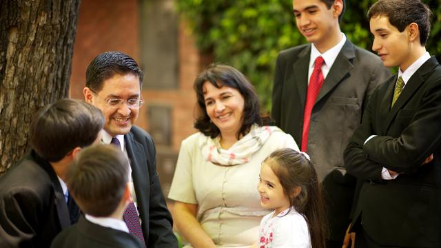 family-outdoors-argentina-1081097-wallpaper.jpg