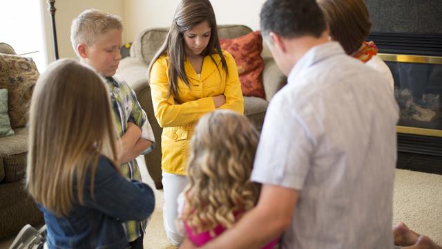 family-praying-1018983-wallpaper.jpg