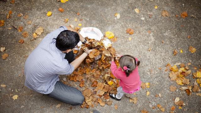father-daughter-leaves-921401-wallpaper.jpg