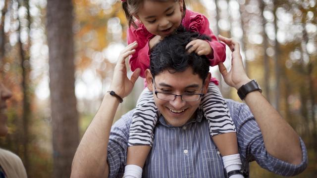 father-daughter-shoulders-921270-wallpaper.jpg