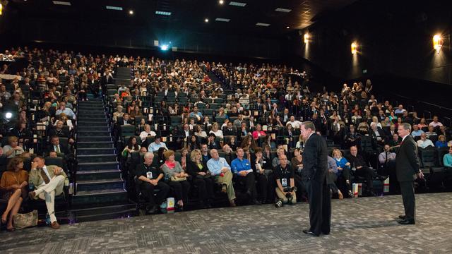 Vârstnicul Jeffrey R. Holland şi vârstnicul David A. Bednar din Cvorumul celor Doisprezece Apostoli urează Bun venit auditoriului la premiera filmului "Faceţi cunoştinţă cu mormonii".