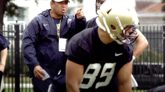 Ken Niumatalolo, antrenorul principal de fotbal american al Academiei Navale a S.U.A, protagonist al filmului "Faceţi cunoştinţă cu mormonii".