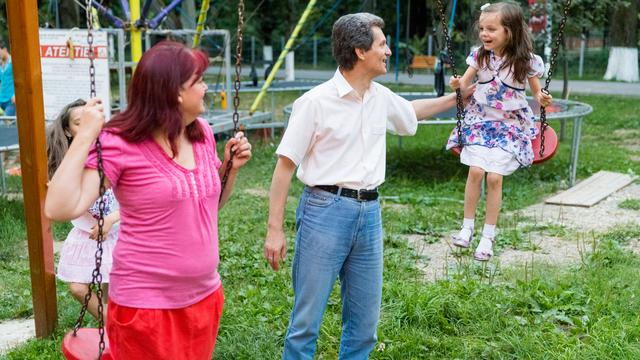 moldova-family-park-swinging-playing-1313117-wallpaper.jpg