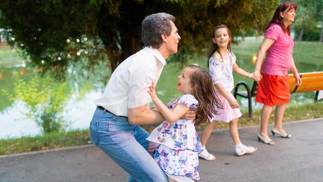 moldova-family-park-swinging-playing-1313123-wallpaper.jpg