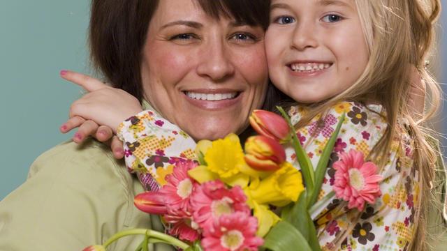 mother-daughter-flowers-479157-wallpaper.jpg