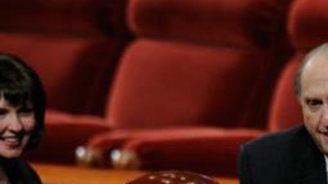 Președintele și sora Monson salută congregația la finalul unei sesiuni ale Conferinței Generale din aprilie 2010.