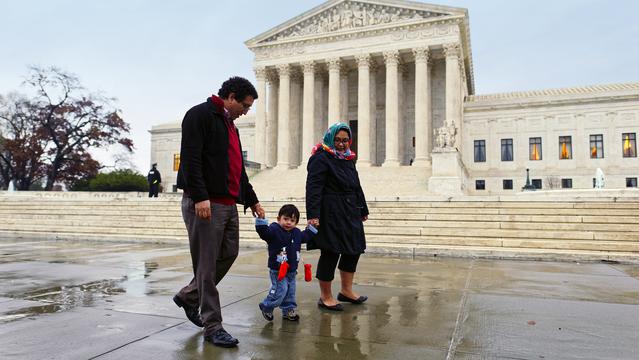 O familie se plimbă în faţa Curţii Supreme ale Statelor Unite ale Americii