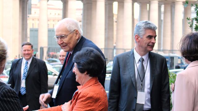 Vârstnicul L. Tom Perry, din Cvorumul celor Doisprezece Apostoli, şi episcopul Gérald Caussé, din Episcopatul care prezidează, participă la Colocviul despre complementaritatea femeii şi a bărbatului la Vatican, 17-19 noiembrie 2014.